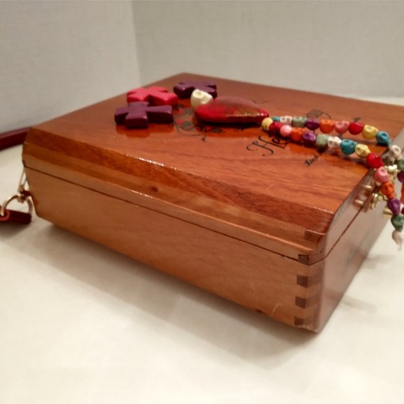 Suenos de Saundra Upcycle Arturo Fuente/ Hemingway Cigar Box, Purse - Picture 11 of 11